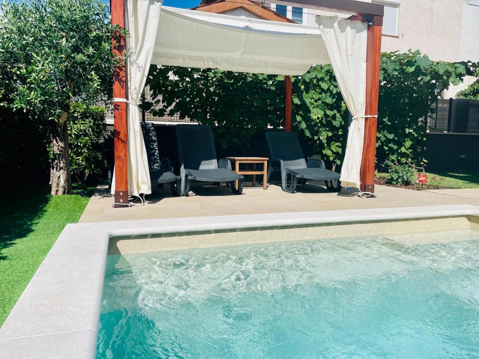 Boutique Apartment With Private Pool For Your Exclusive Use Novigrad  Bagian luar foto